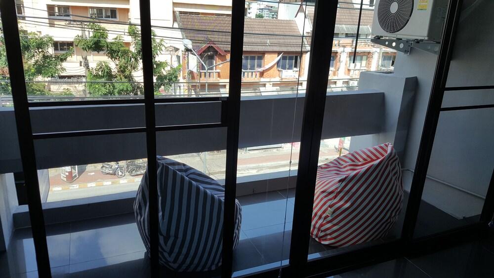 La Belle Nuit House Vandrarhem Chiang Mai Exteriör bild