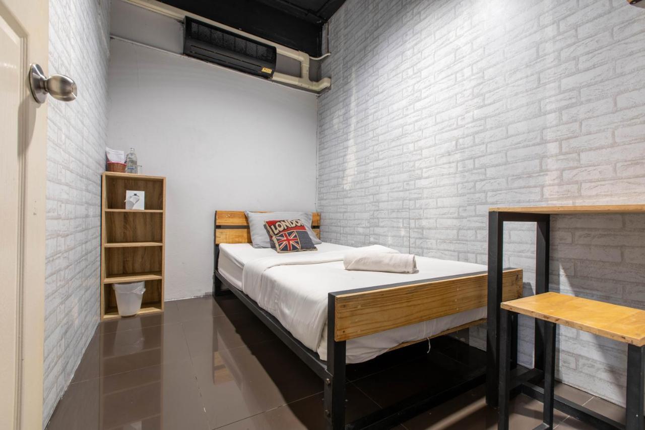 La Belle Nuit House Vandrarhem Chiang Mai Exteriör bild